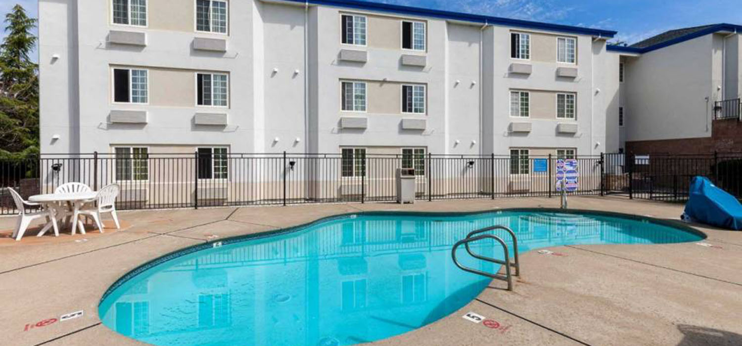 TAKE A LOOK AT THE SERVICE AND AMENITIES OFFERED AT MOTEL 6 AUBURN